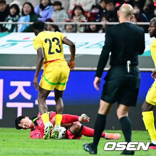 [OSEN=서울월드컵경기장, 지형준 기자] 홍명보 감독이 이끄는 대한민국 축구대표팀이 18일 오후 서울월드컵경기장에서 아프리카 강호 가나와 평가전을 가졌다.홍명보호의 2025년의 끝을 장식할 경기다. 내달 2026 국제축구연맹(FIFA) 북중미 월드컵 조 추첨을 앞두고 열리는 마지막 평가전이기도 하다. 현재 한국은 가나전 결과와 상관없이 사실상 월드컵 포트 2가 확정된 상태다. 아프리카 예선을 뚫고 북중미행에 성공한&nbsp;가나는 FIFA 랭킹 73위다.&nbsp;22위 한국보다는 51계단&nbsp;낮다. 하지만 통산 전적에서 4승 3패로 한국보다 우위다.&nbsp;전반 대한민국 손흥민이 가나 아두의 파울에 걸려 넘어지고 있다. 2025.11.18 /jpnews@osen.co.kr