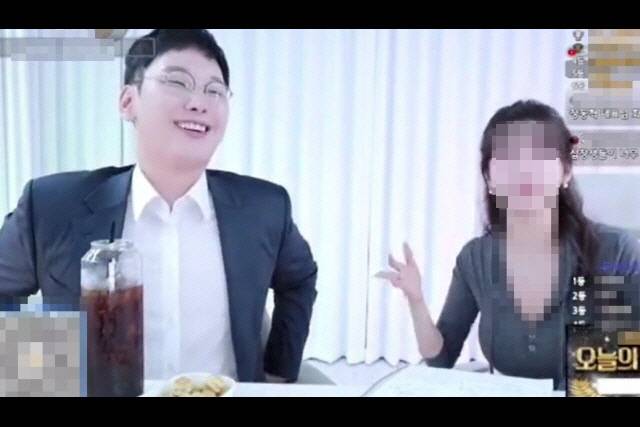 ▲논란이 된 박민영 국민의힘 미디어대변인의 지난 12일 우익성향 유튜브 방송 출연 당시 모습. ⓒ프레시안