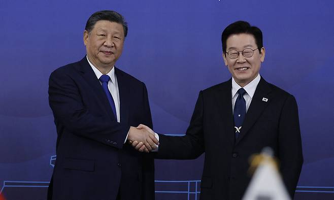 이재명 대통령과 시진핑 중국 국가주석이 지 1일 경북 경주 국립경주박물관에서 한·중 정상회담을 열고 기념 촬영을 하고 있다. 남정탁 기자