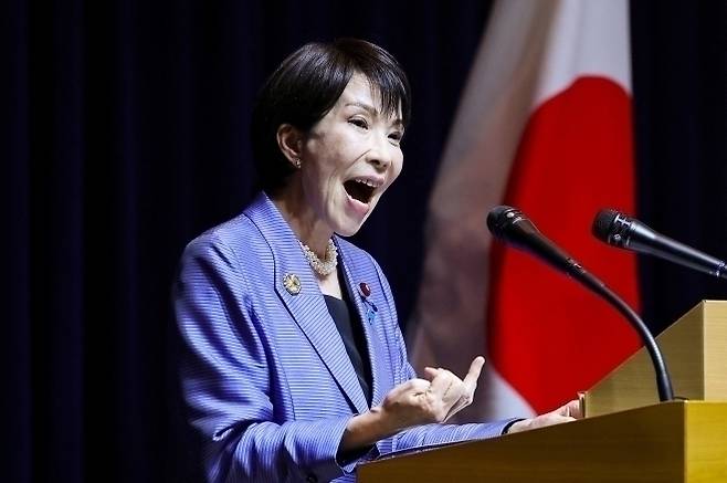 다카이치 사나에 일본 총리가 2025년 11월 1일 한국 경주에서 열린 APEC 정상회의 후 기자회견에서 발언하고 있다. 로이터 연합뉴스