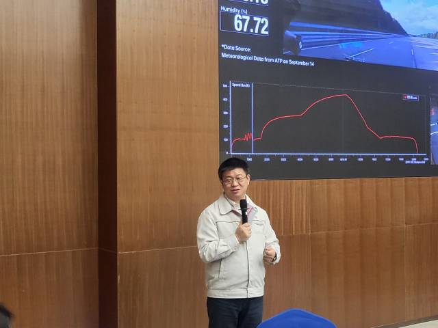 딩 하이미아오 BYD코리아 대표이사가 11일 중국 광둥성 선전에 있는 BYD 본사에서 한국 기자들과 만나 인사말을 하고 있다. 사진=노해철 기자