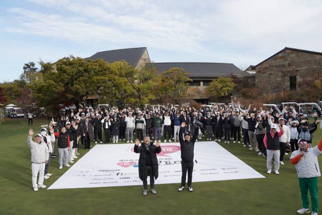 참가자들이 자선 골프 대회 후 기념 촬영을 하고 있다. 사진 제공=석교상사