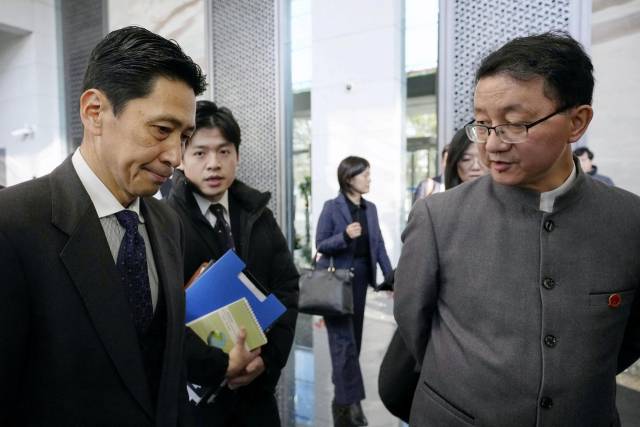 가나이 마사아키(왼쪽) 일본 외무성 국장이 18일 중국 베이징에서 류진쑹 중국 외교부 국장과 회담을 마친 뒤 회담장을 나오며 대화를 나누고 있다./로이터연합뉴스