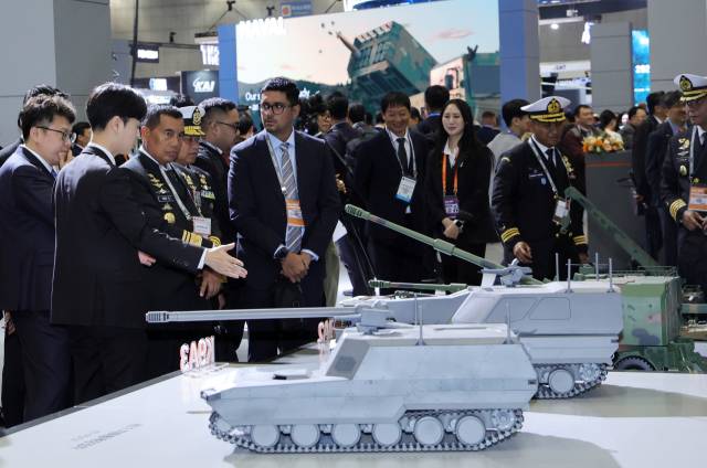 지난달 20일 경기도 고양시 킨텍스에서 열린 서울 국제 항공우주 및 방위산업 전시회(ADEX) 개막식에서 해외 참관인들이 첨단 무기들을 둘러보고 있다. 연합뉴스