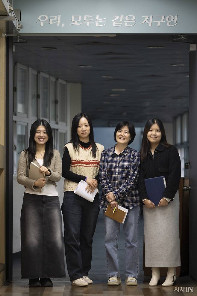 각색 교사 모임에 참여하고 있는 중등교사 김소이씨, 한채민씨, 박복희씨, 추진경씨(왼쪽부터). ⓒ시사IN 이명익