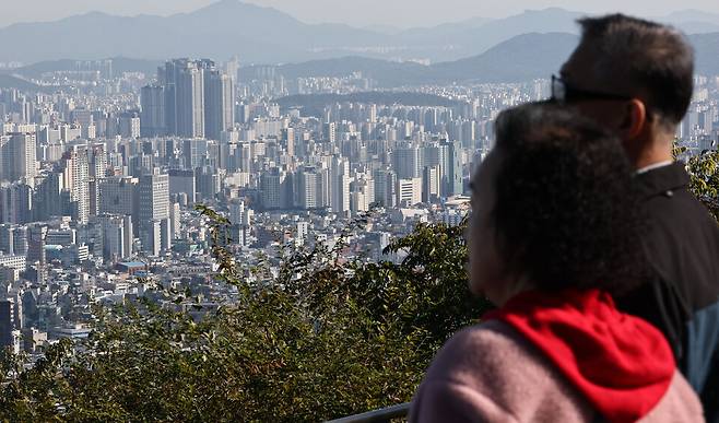 18일 리더스인덱스가 선출·임명된 4급 이상 고위직 2581명의 가족 재산 공개 내역을 분석한 결과, 48.8%가 2채 이상의 주택을 보유했고, 17.8%는 3채 이상을 보유한 것으로 나타났다. ⓒ연합뉴스