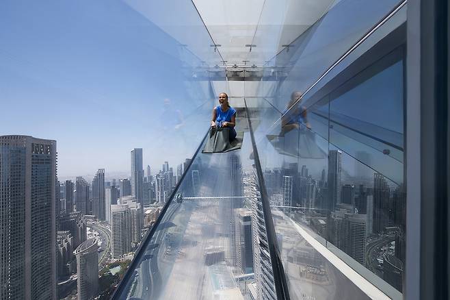 고층 전망대 외벽을 따라 내려오는 스카이 뷰 두바이의 투명 미끄럼틀. 사진제공|VisitDubai