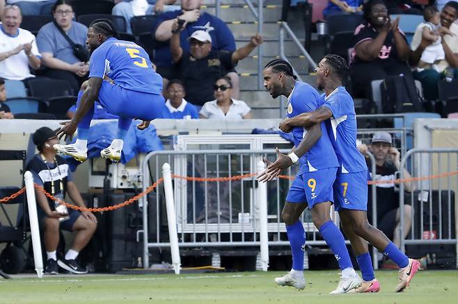지난 6월 21일 미국 휴스턴에서 열린 골드컵 경기에서 퀴라소 위르헌 로카디아(9번)가 골을 넣은 뒤 동료들과 함께 기뻐하고 있다. 해당 골은 오프사이드 판정으로 취소됐다. AP