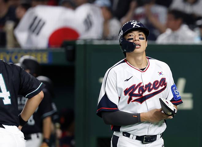 16일 일본 도쿄돔에서 열린 2025 K베이스볼 시리즈 대한민국과 일본의 평가전. 3회말 2타점 적시타와 더블스틸로 득점의 발판을 만든 송성문이 이닝 종료 공수 교대로 더그아웃 향하고 있다. 연합뉴스
