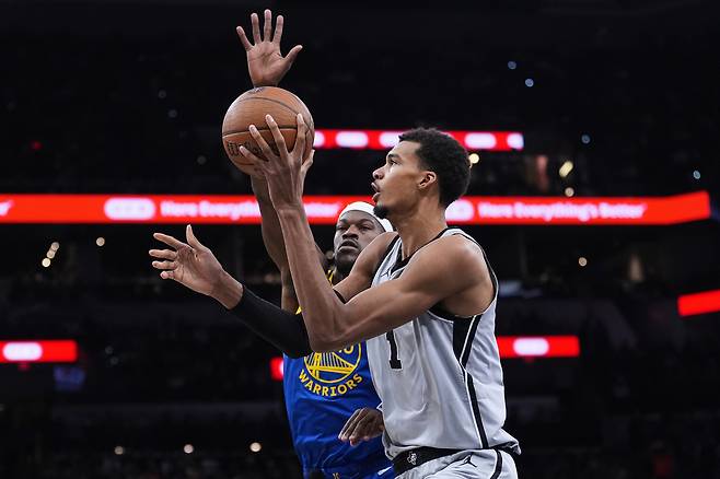 슛하는 빅터 웸반야마. AP연합뉴스