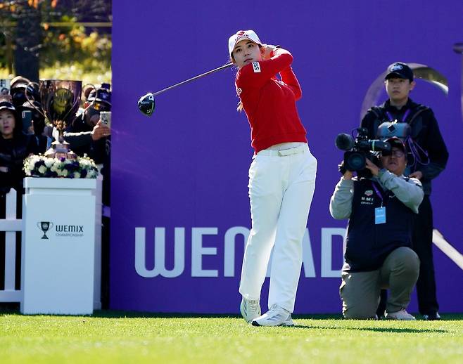 황유민이 지난 16일 경북 경주시 마우나오션CC에서 열린 위믹스 챔피언십 최종일 경기 도중 1번 홀에서 티샷을 하고 있다. 대회조직위원회 제공