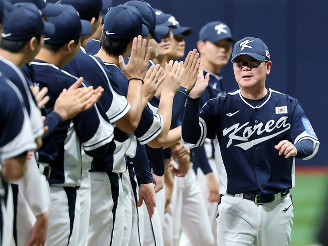 류지현 야구 대표팀 감독이 선수들과 하이파이브릘 하고 있다. 연합뉴스