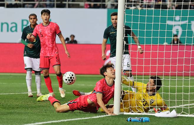 14일 볼리비아와의 평가전 도중 이재성이 문전 쇄도 과정에서 골대에 부딪치기 직전 볼리비아 골키퍼 기예르모 비스카라가 이재성의 머리를 밀어내고 있다. 연합뉴스