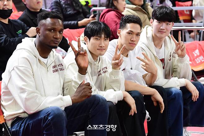 프레디 무티바(맨 왼쪽)를 비롯한 2025 서울 SK 신인 선수들. KBL 제공