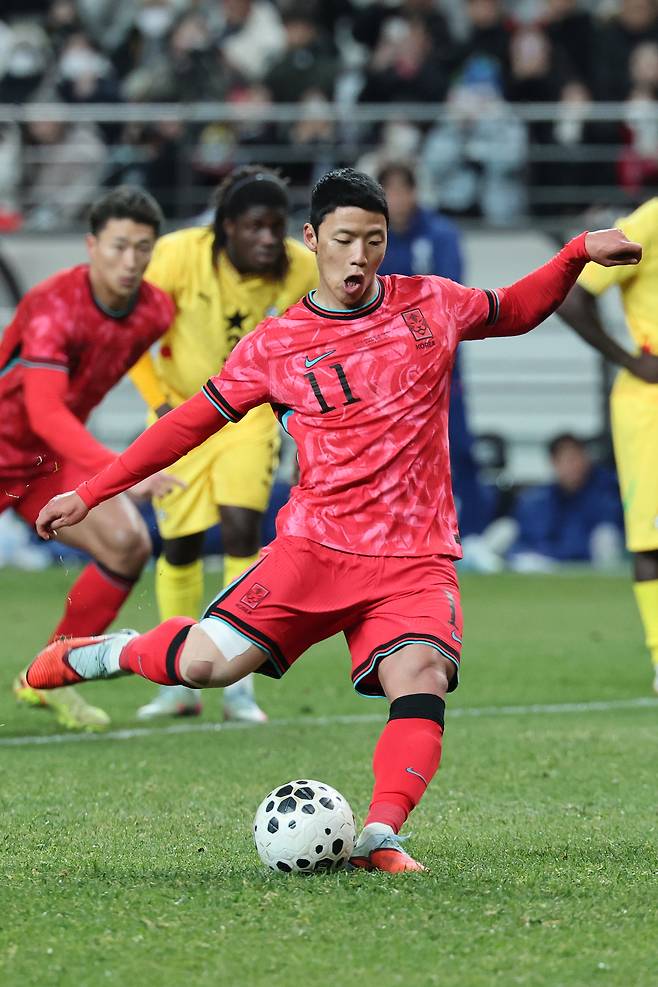 18일 서울 마포구 서울월드컵경기장에서 열린 남자축구 국가대표 A매치 평가전 대한민국과 가나의 경기. 황희찬이 페널티킥을 차고 있다. 결과는 실축. 연합뉴스