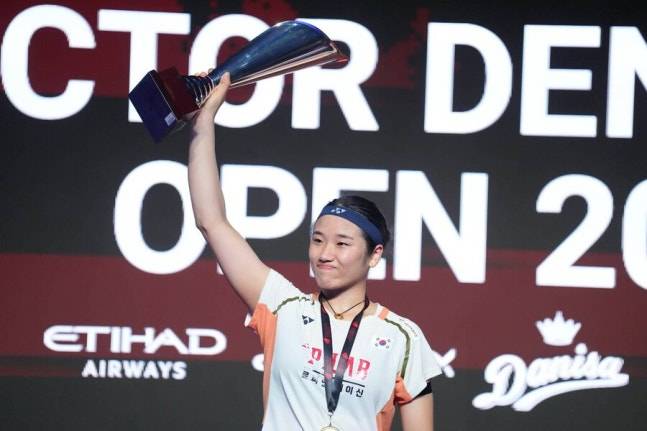 ▲ 안세영의 올해 기록은 설명할 필요도 없을 만큼 압도적이다. 최고 등급인 레벨 1000 대회(말레이시아, 전영, 인도네시아 오픈)만 세 차례 우승했고, 레벨 750 대회(인도, 일본, 중국, 덴마크, 프랑스 오픈)에서도 다섯 번 트로피를 들었다. 여기에 슈퍼 300급 오를레앙 마스터스까지 우승했다. ⓒ연합뉴스/EPA