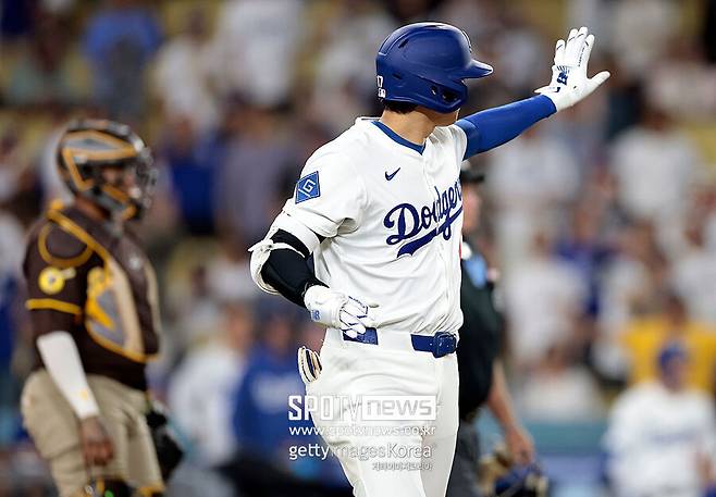 ▲ 수아레스에 빈볼을 맞았을 당시 다저스 동료들을 향해 나오지 말라며 손짓을 보내는 오타니 쇼헤이