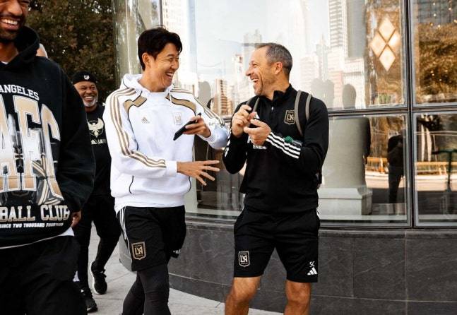 ▲ 밴쿠버가 LAFC전에 대한 기대감이 상당하다. 일찌감치 이번 준결승을 글로벌 매치업으로 규정했다. 손흥민과 토마스 뮐러의 빅매치를 전면에 내세우며 팬들의 관심을 자극했고, 효과가 매진으로 즉시 나타났다. 자신들이 보유한 뮐러 영향도 있겠으나, MLS 사상 최고 인기를 향해 가는 손흥민의 존재감 없이는 이런 티켓 폭발은 불가능했다는 평가다. ⓒ LAFC