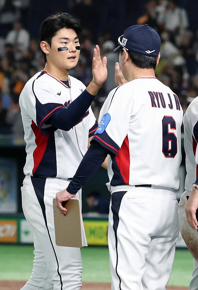 ▲ 16일 일본 도쿄돔에서 열린 2025 K베이스볼 시리즈 대한민국과 일본의 평가전. 경기 후 9회말 극적인 동점 솔로홈런을 쏘아올린 김주원이 류지현 감독과 하이파이브를 나누고 있다. 이날 경기는 7-7 무승부를 기록했다. ⓒ연합뉴스