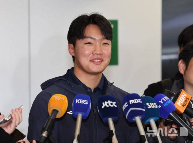 17일 김포국제공항에서 인터뷰하고 있는 정우주. /사진=뉴시스