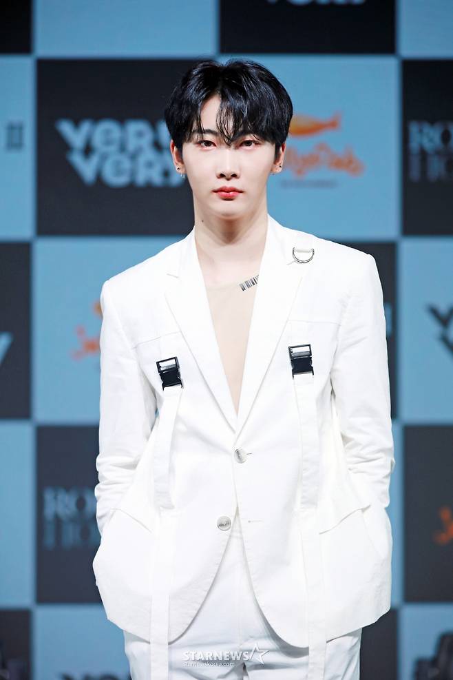 아이돌그룹 베리베리(VERIVERY) 호영이 2021년 8월 23일 오후 온라인으로 진행된 여섯 번째 미니앨범 '시리즈 '오' [라운드2: 홀]'(SERIES 'O' [ROUND 2 : HOLE]) 발매 기념 쇼케이스에서 포즈를 취하고 있다. / 사진제공 = 젤리피쉬엔터테인먼트