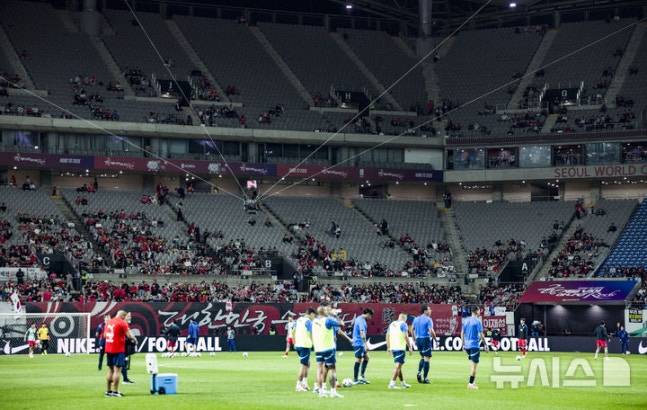 지난달 14일 서울 마포구 서울월드컵경기장에서 열린 하나은행 초청 축구국가대표팀 친선경기 대한민국과 파라과이의 경기 시작 전 관중석 곳곳이 비어 있다. /사진=뉴시스