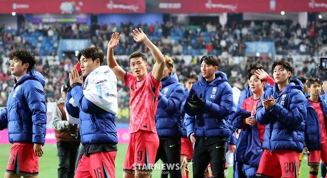 후반 손흥민 대신에 투입된 조규성이 4일 대전월드컵경기장에서 열린  대한민국축구대표팀과 볼리비아(FIFA 랭킹 76위)와의 친선경기에서 후반전 골을 성공시킨후 세상을 다 가진듯 자축했다. 경기를 마치고 그라운드를 돌며 인사하는 조규성. /사진=강영조 선임기자