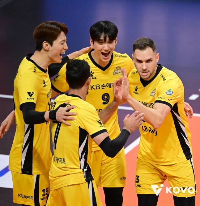 KB손해보험 선수들이 득점 후 기뻐하고 있다. /사진=KOVO 제공