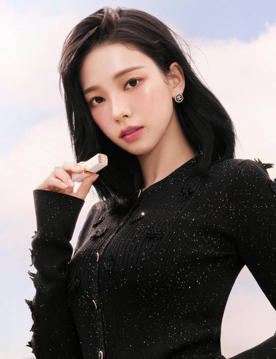 에스파 카리나가 샤넬 뷰티 앰배서더로서 첫 화보를 공개했다.