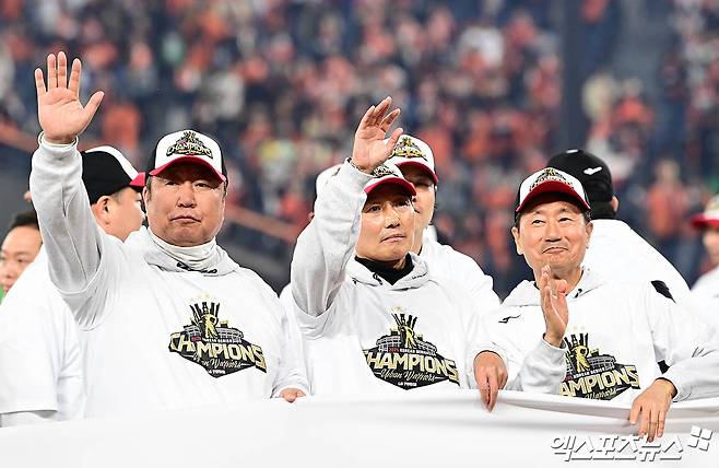지난달 31일 오후 대전한화생명볼파크에서 열린 '2025 신한 SOL Bank KBO 한국시리즈' LG 트윈스와 한화 이글스의 경기, LG가 선발투수 톨허스트의 7이닝 1실점 완벽투에 힘입어 4:1의 스코어로 승리하며 시리즈 전적 4승1패로 통합우승을 이뤘다.  경기 종료 후 LG 차명석 단장, 염경엽 감독, 김인석 대표이사가 관중석을 향해 인사하고 있다. 엑스포츠뉴스 DB