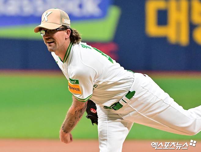 22일 오후 서울 구로구 고척스카이돔에서 열린 '2025 신한 SOL Bank KBO리그' 롯데 자이언츠와 키움 히어로즈의 경기, 1회초 키움 선발투수 웰스가 공을 힘차게 던지고 있다. 엑스포츠뉴스DB