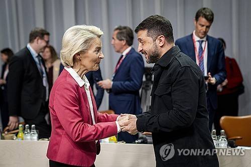 폰데어라이엔 EU 집행위원장(좌)과 젤렌스키 우크라이나 대통령 [EPA=연합뉴스 자료사진. 재판매 및 DB 금지]
