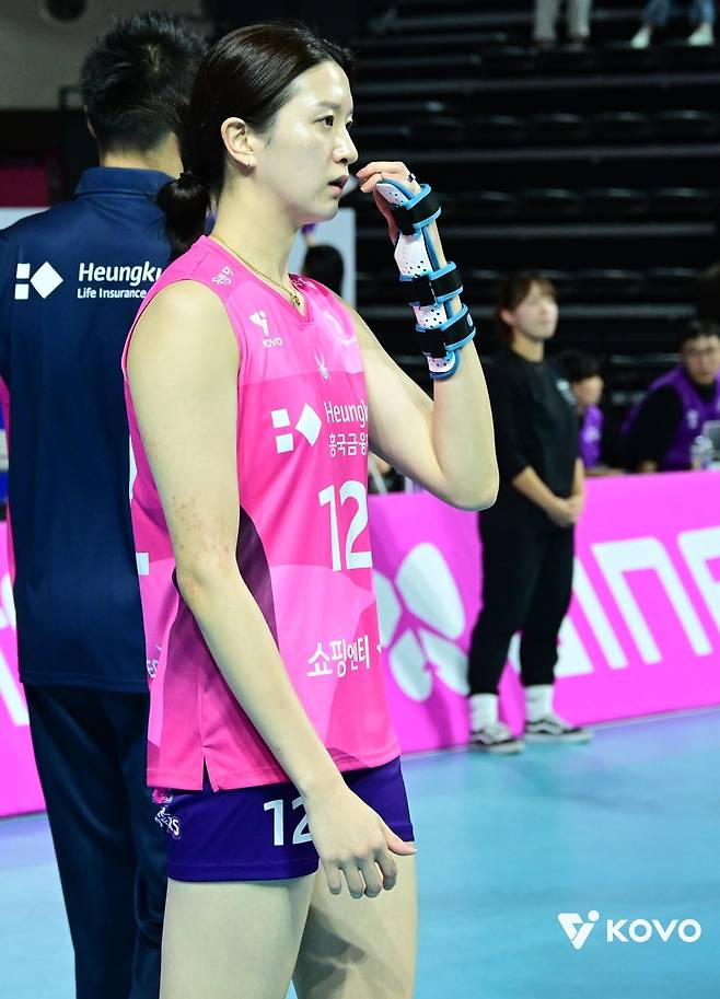 왼쪽 손가락을 다친 흥국생명의 이다현 [한국배구연맹 제공. 재판매 및 DB 금지]