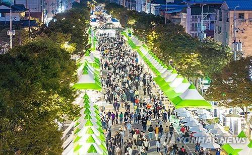 '도심 전체가 축제장'…구미시 주말축제에 25만명 찾아     (구미=연합뉴스) 경북 구미시는 지역축제에 25만명이 찾아 성황을 이뤘다고 19일 밝혔다. 시는 앞서 기존에 분산됐던 10여개의 행사를 지난 18일부터 이틀간 함께 개최했다. 푸드페스티벌이 진행된 1.5km의 송정맛길, 청춘힙합페스티벌이 열린 동락공원, 독서문화축제가 열린 중앙도서관·형곡근린공원은 인파로 붐볐다. 구미에서는 오는 31일 'K-POP 콘서트', 11월 7~9일 '라면축제'도 열린다. 김장호 구미시장은 "방문객이 머무는 시간이 곧 지역의 활력이 되는 만큼, 많은 관광객이 구미를 찾도록 다양한 콘텐츠를 마련하겠다"고 말했다. 사진은 송정맛길에 몰린 인파. 2025.10.19 [구미시 제공. 재판매 및 DB 금지]
    mtkht@yna.co.kr (끝)