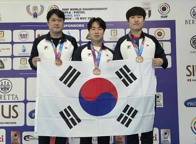 세계선수권대회 동메달을 합작한 한국 남자 사격 2025 ISSF 카이로 세계선수권대회 25m 센터파이어 권총 단체전 동메달을 차지한
소승섭(서산시청), 이건혁(KB국민은행), 조영재(경기도청) 선수. (왼쪽부터). [대한사격연맹 제공. 재판매 및 DB 금지]