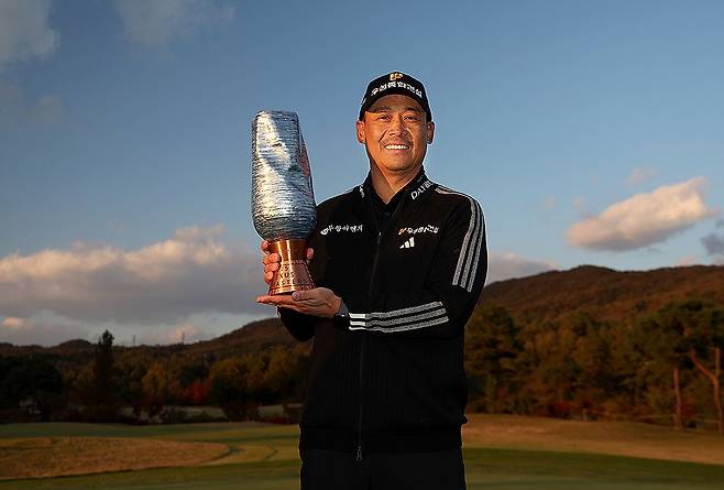 18년 만에 KPGA 첫 우승 김재호 (여주=연합뉴스) 김재호가 2일 경기도 여주시 페럼클럽에서 열린 한국프로골프(KPGA) 투어 렉서스 마스터즈에서 우승을 차지한 뒤 트로피를 들고 기념촬영하고 있다. 김재호는 KPGA 투어 데뷔 18년 만에 첫 우승 감격을 누렸다. 2025.11.2 [KPGA 제공. 재판매 및 DB 금지] photo@yna.co.kr