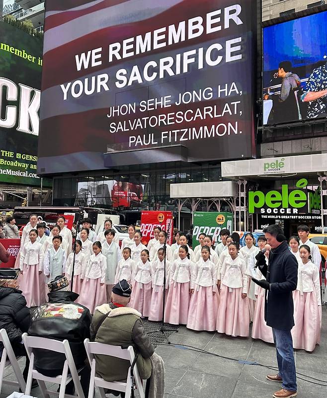 베테랑스데이 특별행사서 합창하는 뉴저지 한국학교 어린이 합창단 [뉴저지 한국학교 어린이 합창단 제공]