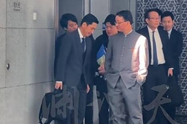 류진쑹 중국 외교부 국장(우), 가나이 마사아키 일본 외무성 국장(좌) [중국 위위안탄톈 캡처. 재판매 및 DB 금지]