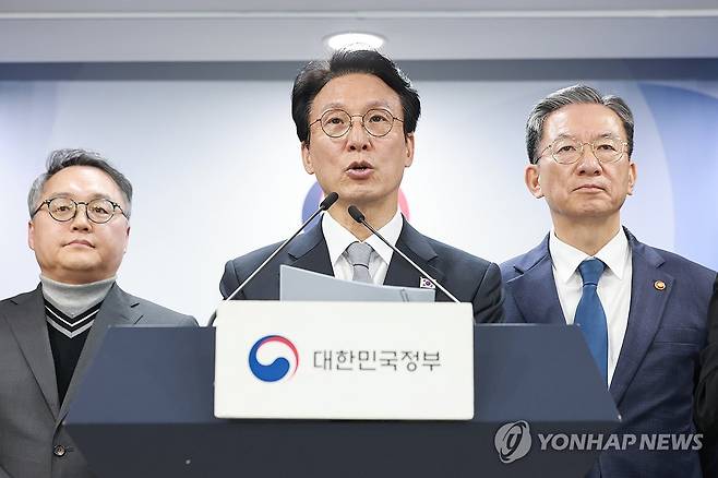 김민석 국무총리, '론스타 ISDS 취소 신청 승소' 긴급 브리핑 (서울=연합뉴스) 신현우 기자 = 김민석 국무총리(왼쪽)가 18일 정부서울청사에서 '론스타 국제투자분쟁(ISDS) 취소 신청'과 관련해 긴급 브리핑하고 있다. 오른쪽 뒤는 정성호 법무부 장관.
    정부는 이날 론스타 ISDS 취소 절차를 심리하는 국제투자분쟁해결센터(ICSID) 취소위원회로부터 '대한민국 승소' 결정을 받았다고 밝혔다. 2025.11.18 nowwego@yna.co.kr