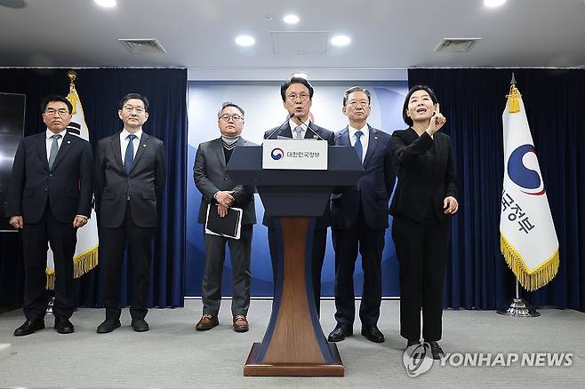 김민석 국무총리, '론스타 ISDS 취소 신청 승소' 긴급 브리핑 (서울=연합뉴스) 신현우 기자 = 김민석 국무총리(왼쪽)가 18일 정부서울청사에서 '론스타 국제투자분쟁(ISDS) 취소 신청'과 관련해 긴급 브리핑하고 있다. 오른쪽 뒤는 정성호 법무부 장관.
    정부는 이날 론스타 ISDS 취소 절차를 심리하는 국제투자분쟁해결센터(ICSID) 취소위원회로부터 '대한민국 승소' 결정을 받았다고 밝혔다. 2025.11.18 nowwego@yna.co.kr