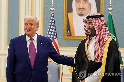 트럼프 대통령과 빈살만 왕세자  트럼프 대통령이 지난 5월 사우디아라비아를 방문해 빈살만 왕세자와 인사하고 있다. [AP=연합뉴스 자료사진]