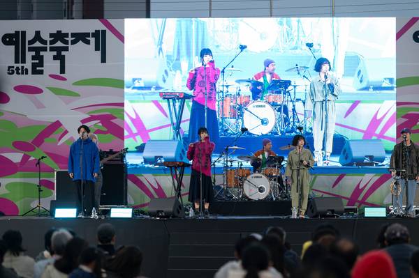 국악 크로스오버 팝 밴드 ‘이날치’가 양평군 갈산체육공원에서 열린 ‘양강섬예술축제’서 공연을 하고 있다. /양평문화재단 제공