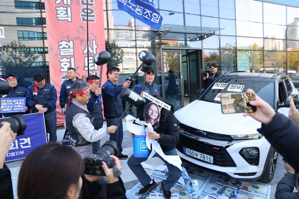 전국금속노동조합 한국지엠지부(노조)가 19일 서울 영등포구 쉐보레직영 서울서비스센터 앞에서 메리 바라 GM CEO를 규탄하는 퍼포먼스를 진행하고 있다. 2025.11.19 /전국금속노동조합 한국지엠지부 제공