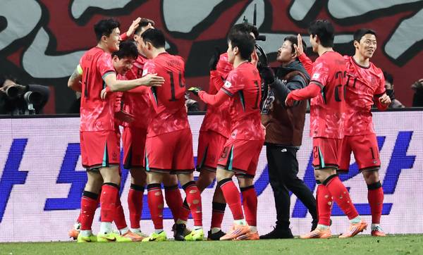 지난 18일 서울 마포구 서울월드컵경기장에서 열린 남자축구 국가대표 A매치 평가전 대한민국과 가나의 경기. 후반전 선취골을 넣은 이태석이 동료선수들과 기뻐하고 있다. 2025.11.18 /연합뉴스