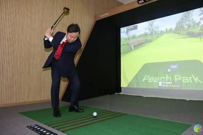 오는 12월 의왕시 백운커뮤니티에서 운영될 스크린파크골프장을 찾은 김성제 의왕시장이 시스템 안전점검을 벌인뒤 직접 타석에서 스윙 동작을 시연해 보이는 모습. 사진=의왕시