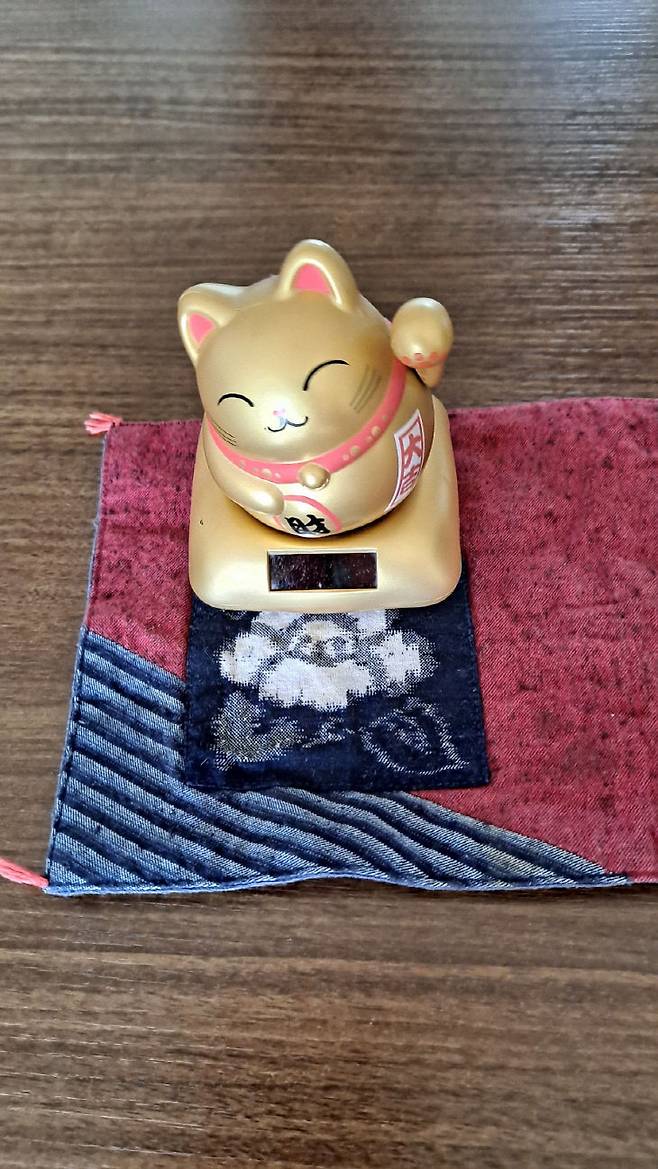 고양이 장식품.