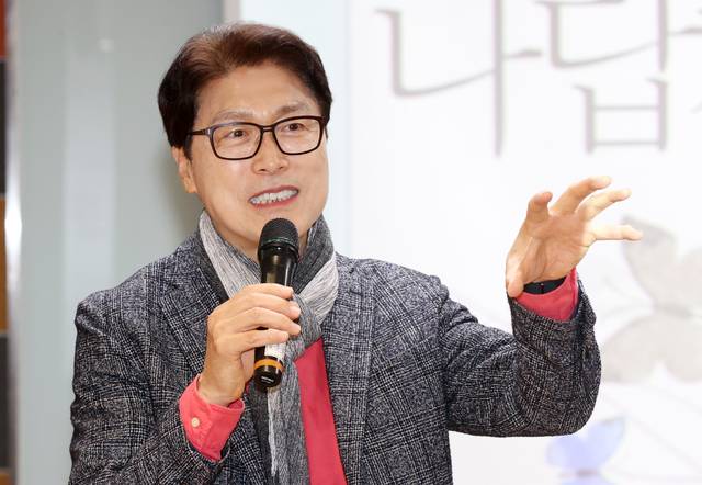 지난 18일 윤태익 의식경영컨설팅 대표가 전북일보리더스아카데미 특강을 진행하고 있다. 사진=조현욱 기자