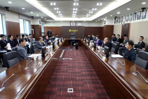 ◇제226차 강원랜드 이사회가 18일 강원랜드 본사 임원 회의실과 서울사무소 간 화상회의를 통해 개최됐다.