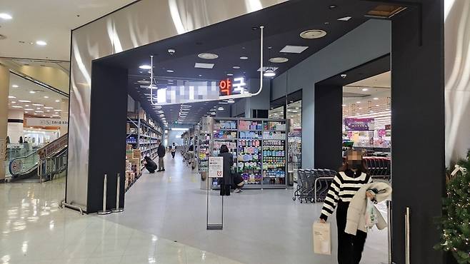 울산 북구 롯데마트 진장점 1층에 문을 연 대형 약국. '매장형' 혹은 '창고형'으로 불리며 대량 구매로 저렴한 약값과 소비자 친화적인 부분에서 긍정적이나, 제약계에서는 의약품 오남용과 약화사고 등을 우려하고 있다.