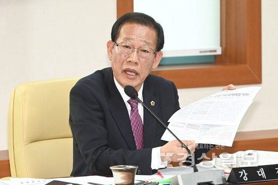 ▲ 울산시의회 행정자치위원회 강대길 위원이 18일 울산소방본부 대상 행정사무감사에서 공동주택 안전설비 확충 문제에 대한 질의를 하고 있다. 시의회 제공